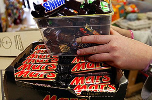 “Mars” və “Snickers”lərin içindən plastik çıxdı