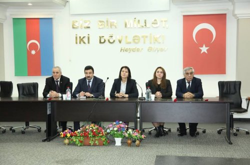 Məktəblilər Xocalı qurbanlarını andı