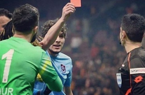 Türk futbolçusu hakimə qırmızı vərəq göstərdi