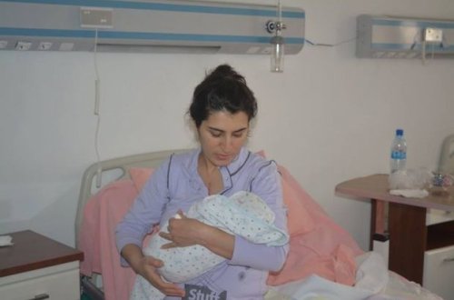 Hamiləlik zamanı ürəyinə klapan yerləşdirilən qadın ana oldu
