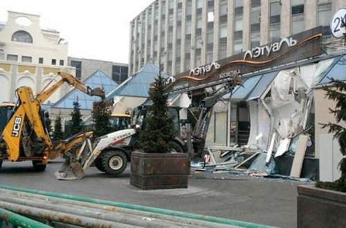 Ruslar azərbaycanlı biznesmenin obyektini sökürlər