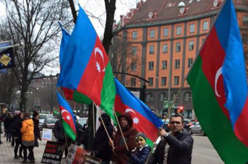 Azərbaycanlılar Ermənistan səfirliyi qarşısında aksiya keçiriblər