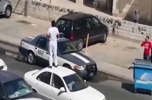 Küveytdə kişi avtomobilin üstündə rəqs etdi