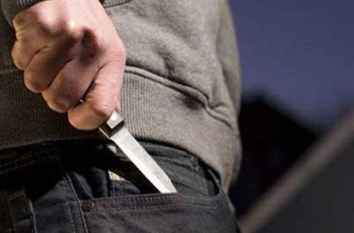 Polis bölməsində özünü bıçaqladı