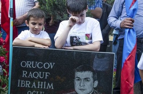 Şəhid xanımı: Məni 4 aydır qapılarda süründürürlər, budurmu şəhidə hörmət?