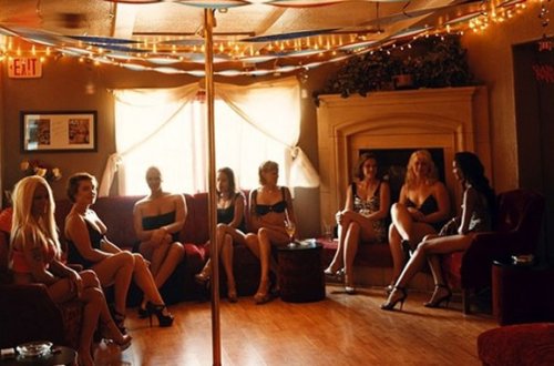 Gecə və gündüz həyatın qaynadığı fahişəxanadan