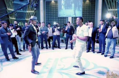 Afrikalı futbolçular Sumqayıtda toyda rəqs edirlər