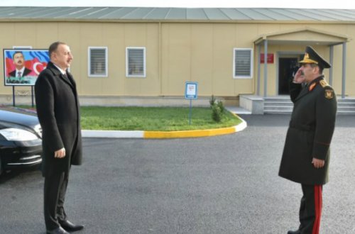 İlham Əliyev hərbi şəhərcikdə