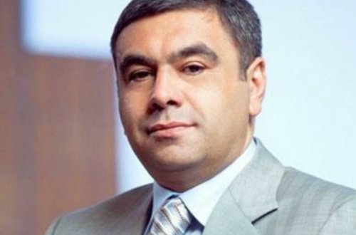 Bank rəhbəri 20 minlik iti ilə oyun izlədi