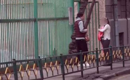 Milyarderin nəvəsi qızların alt paltarını küçədə alır