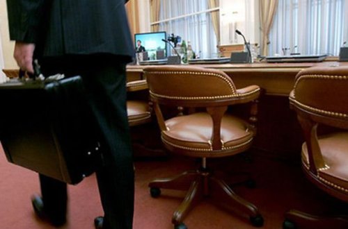 170 minə vəzifə satan şəxs ölkədən qaçdı