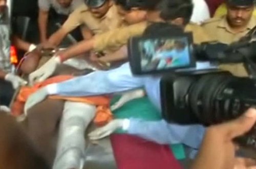 Hindistanda bazara silahlı hücum