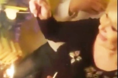 Xalq artisti əlində siqaret