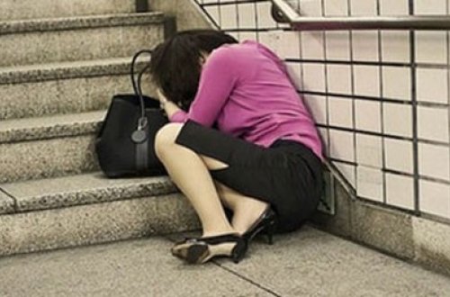 Yolda qadını tanımadığı adamlar döydü