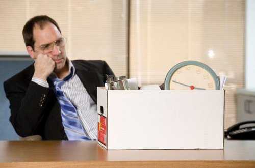 Daha bir məmur işdən