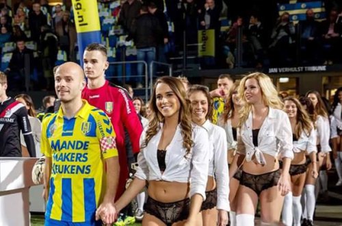 Futbolçular meydana yarıçılpaq modellərlə çıxdılar