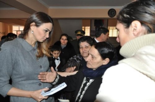 Millət vəkili Qənirə Paşayeva Qovlarda sakinlərin problemlərini dinləyib