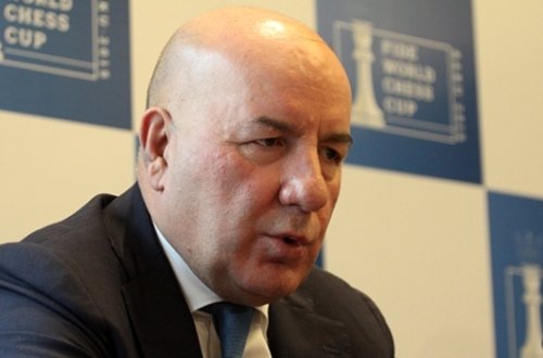 Elman Rüstəmov istefa veribmiş...