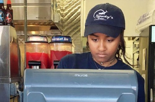 Obamanın qızı restoranda ofisiant işləyir