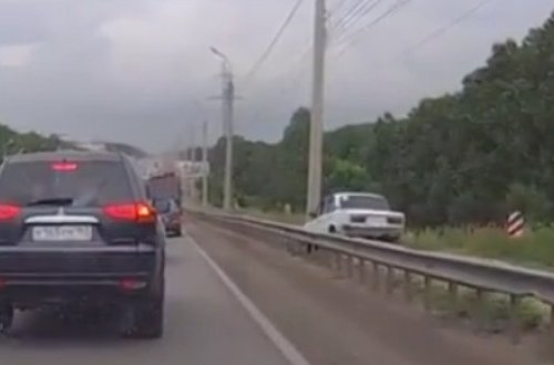 VAZ 2106 dərəyə belə yuvarlandı