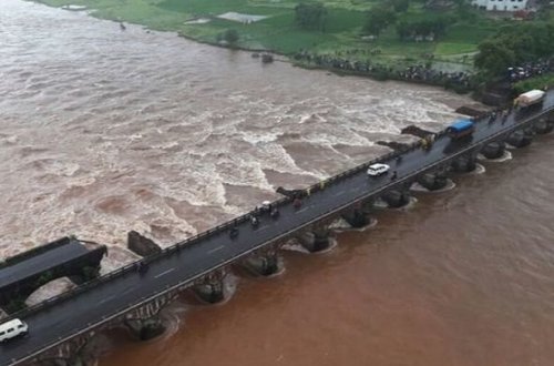 Hindistanda körpü uçub