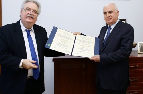 İsmət Abasova fəxri doktor diplomu verildi