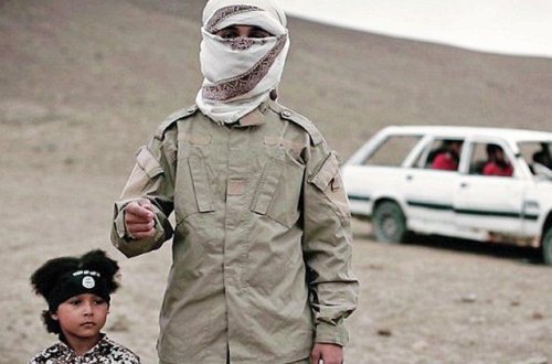 Dörd yaşlı İŞİD-çi girovları edam edir
