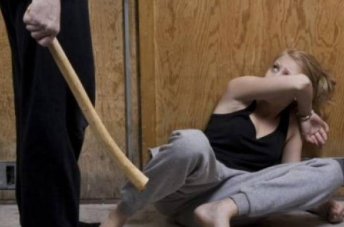 Azərbaycanda qadın kafedə döyüləndən sonra bıçaqlandı