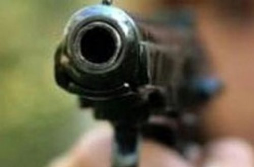 Azərbaycanlı mağaza müdiri müştərilərə atəş açdı