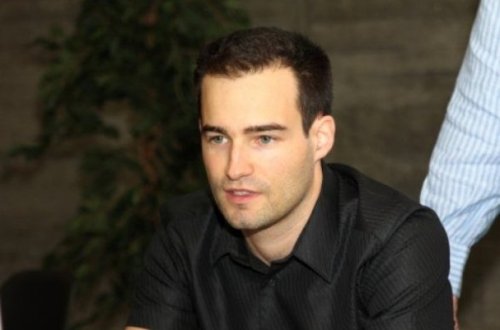 Rəsmi Bakı isveçrəli şahmatçını bağışladı