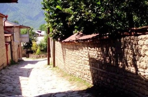 Azərbaycanın turizm mərkəzində şort geymək qadağan edildi