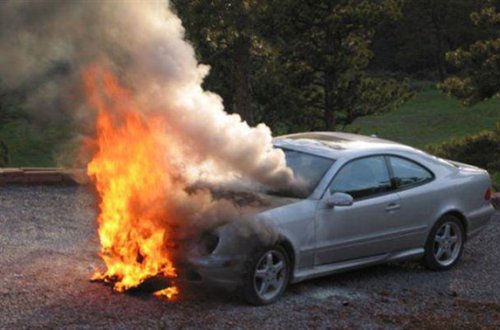 Bakıda “Opel”lə toqquşan “Mercedes” yandı