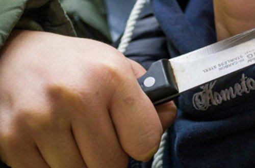 Dostunu bıçaqla deşik-deşik etdi