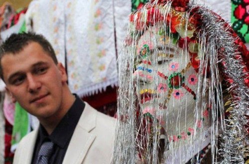 Bu ölkədə gəlinlər toy günü belə bəzənir