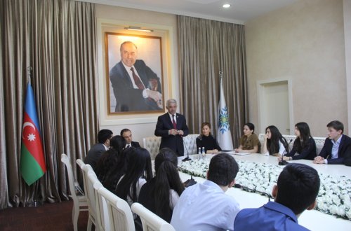 YAP Binəqədi rayon Təşkilatında “Heydər Əliyev irsini öyrənirik” məşğələsinin iştirakçıları ilə görüş keçirildi