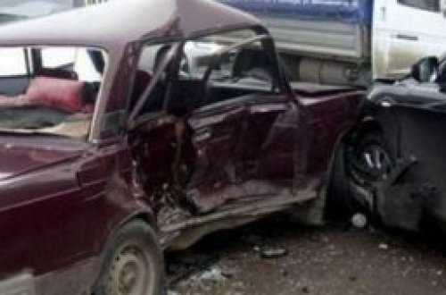 Bakıda üç maşın toqquşdu, biri yandı