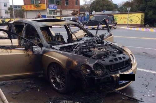 Bakıda “Bentley” yandı