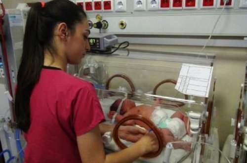 Yeni doğulan körpə görənləri təccübləndirdi