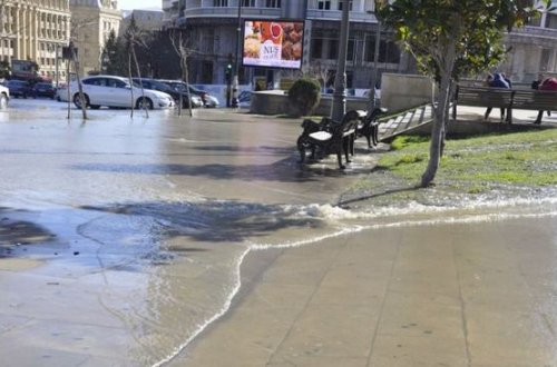 “Nizami” metrosunun ətrafını su basdı