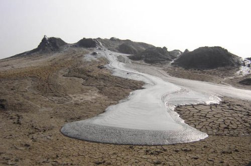Xırdalan qəbiristanlığı palçıq vulkanının üzərində yerləşir