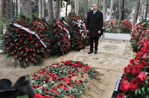 İlham Əliyev əmisinin məzarını ziyarət etdi