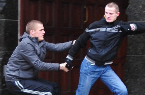 Əlindəki pulu alıb qaçdılar