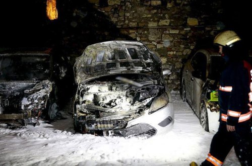 İstanbulun mərkəzində maşınlar yandırıldı