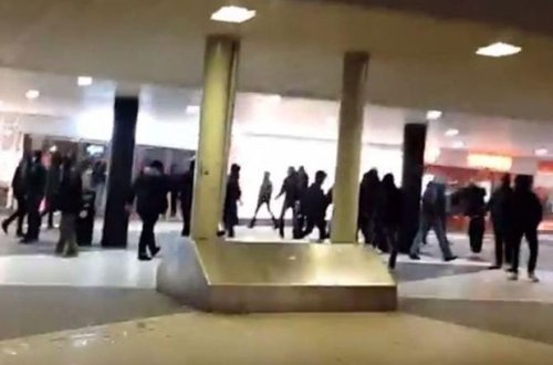 İsveçdə 100-ə yaxın maskalı şəxs miqrantlara hücum edib