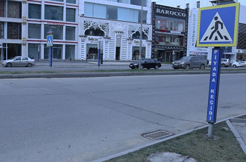 Bu yolda heç bir sürücü yol vermir