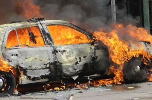 Qəzaya düşən avtomobil yandı