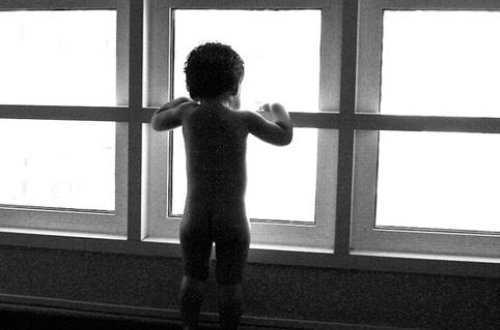 Sərxoş ana 1 yaşlı uşağını pəncərədən atdı