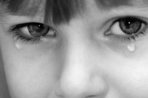 Azyaşlı qızı küçədə atıb getdilər