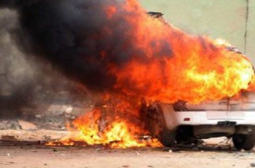 Bakıda minik avtomobili yandı