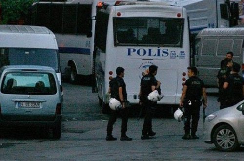 İstanbulda polis avtomobili atəşə tutuldu